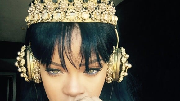 Rihanna ostenta fones com coroa de ouro e cristais avaliados em R$ 36 mil