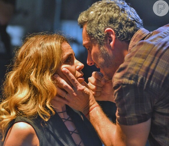 Romero (Alexandre Nero) dá um bejo de despedida em Atena (Giovanna Antonelli), na novela 'A Regra do Jogo'