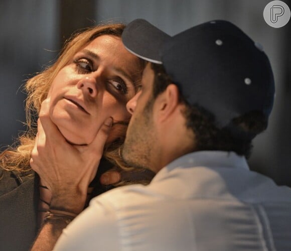 Atena (Giovanna Antonelli) sofre nas mãos de Victor (João Baldasserini), seu ex-comparsa, na novela 'A Regra do Jogo'