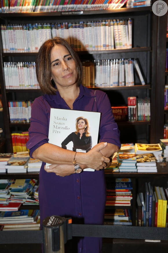 Gloria Pires vai ao lançamento de biografia de Marília Pêra, no Rio de Janeiro