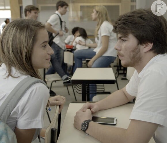 Henrique (Thales Cavalcanti) teme não ser aceito pelos pais de Camila (Manuela Llerena) por ser soropositivo