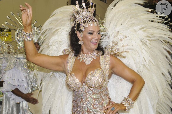 Luiza Brunet com fantasia furta-cor em deswfile pela Imperatriz Leopoldinense em 2009