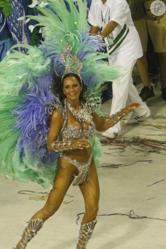 Luiza Brunet encanta os fãs com samba no pé durante desfile em 2008
