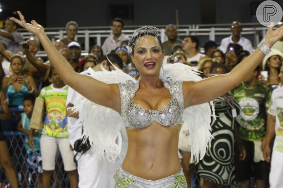 Ex-modelo mostra elegância e samba no pé durante desfile em 2011
