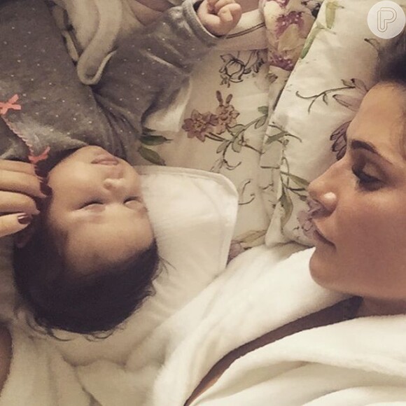 Deitada ao lado da pequena Maria Flor, atriz compartilhou imagem no Instagram