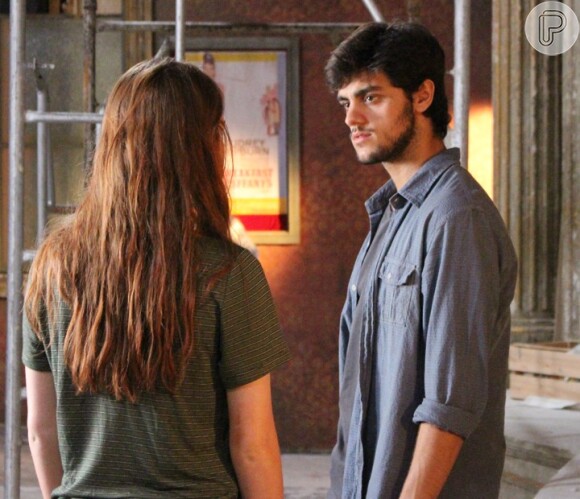 Jonatas (Felipe Simas) vai até o apartamento, procurar Eliza (Marina Ruy Barbosa) para tentar se reconciliar com a ex-namorada