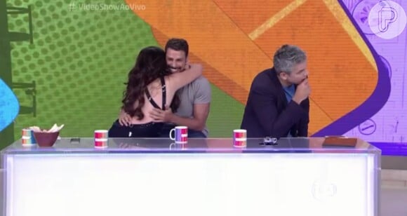 Monica Iozzi foi parabenizada pelos internautas ao dar chupão em Cauã Reymond durante o 'Vídeo Show'