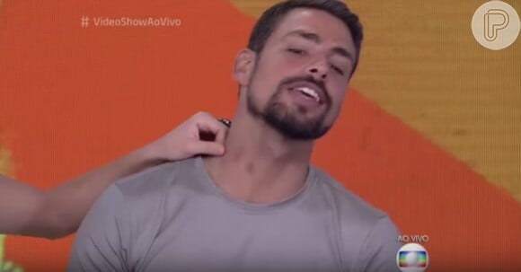 'Monica Iozzi está nos causando uma baita inveja', disse uma internauta sobre chupão da apresentadora em Cauã Reymond durante o 'Vídeo Show'