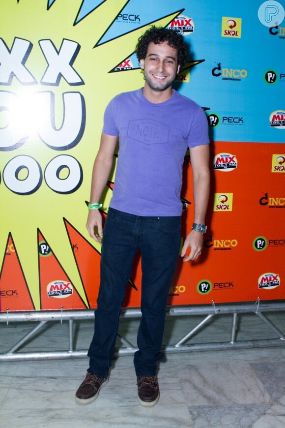 O ator Rafael Almeida participou da festa 'Extouro' no Rio