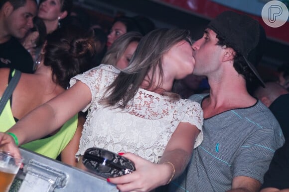Sérgio Tadeu beijou muito durante evento no clube Monte Líbano, no Rio