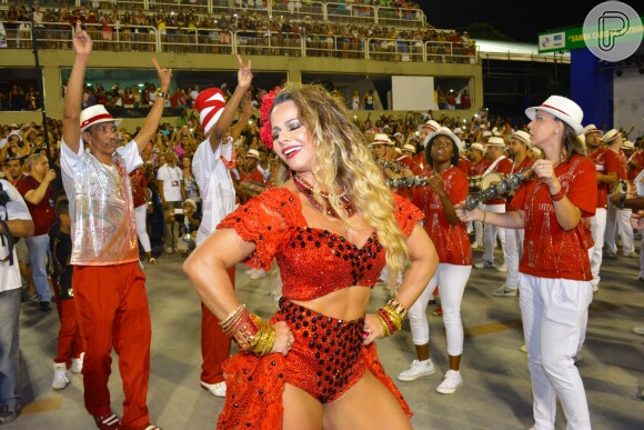 Viviane Araújo dançou um ponto de pombo gira, cantado pela bateria do Salgueiro, na concentração do desfile do Salgueiro no domingo, 24 de janeiro de 2016