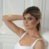 Na primeira produção, Julianne Trevisol aposta em uma maquiagem com pedrinhas brilhosas no rosto. Perfeita para um look único no Carnaval!
