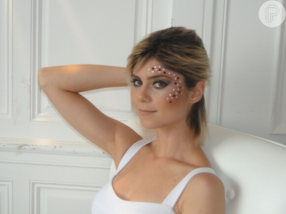 Na primeira produção, Julianne Trevisol aposta em uma maquiagem com pedrinhas brilhosas no rosto. Perfeita para um look único no Carnaval!
