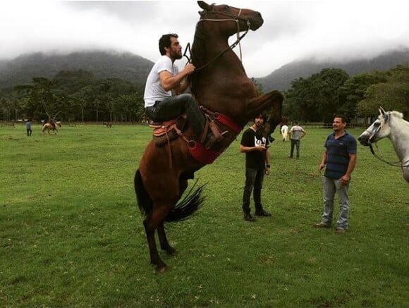 Rodrigo, que interpretará um fazendeiro, teve que aprender montar a cavalo para as gravações