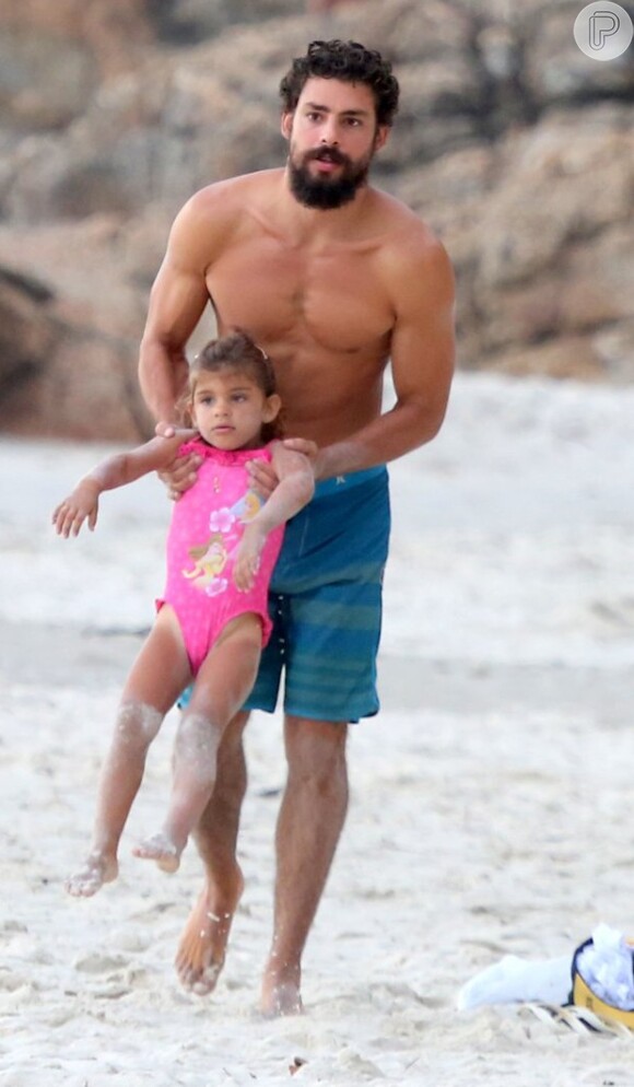 Cauã adora ir à praia com a pequena Sofia, de 3 anos