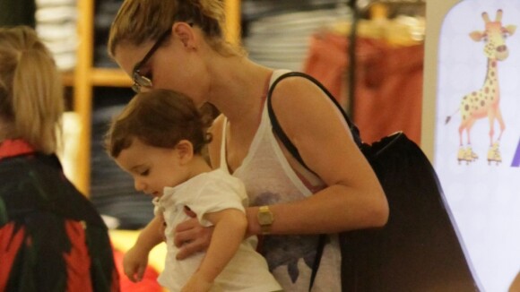 Alinne Moraes passeia no shopping com o filho, Pedro, de 1 ano e 8 meses. Fotos!