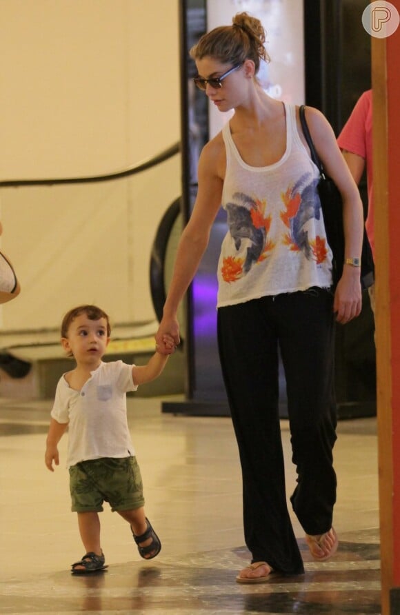 Alinne Moraes usou look confortável para o passeio com o filho
