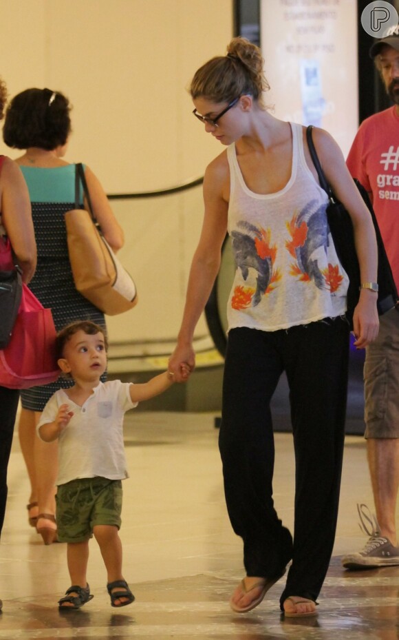 Alinne Moraes dá as mãos para o filho em shopping na Zona Sul