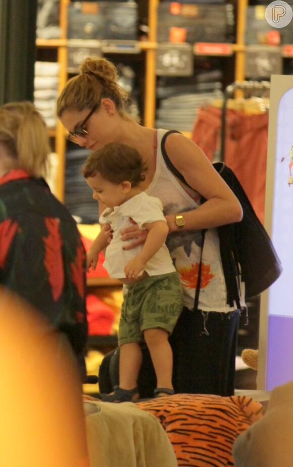 Alinne Moraes brinca com o filho, Pedro, em shopping na Gávea