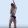 Claudia Leitte sensualiza de fio-dental no clipe da música 'Corazón'