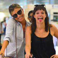 Grazi Massafera encontra Agatha Moreira, de visual novo, em aeroporto do Rio