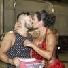 Belo e Gracyanne Barbosa trocaram beijos diante dos fotógrafos antes do ensaio da X-9 Paulistana, escola da qual a modelo é rainha de bateria