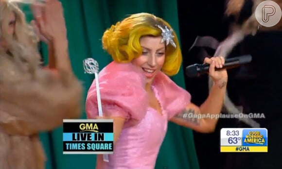 Lady Gaga se divertiu e até os fãs participaram da performance de 'Apllause', eles eram as flores que ladeam o caminho de tijolos dorurados