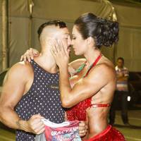 Gracyanne Barbosa posta foto beijando Belo e nega briga: 'Casamento blindado'