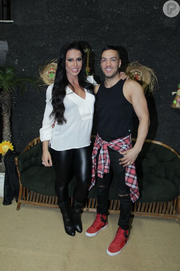 Gracyanne Barbosa posta foto beijando Belo nesta sexta-feira, 29 de janeiro de 2016, e desmente rumores de separação