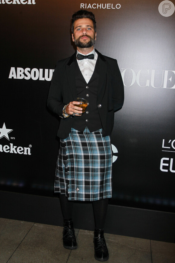 Bruno Gagliasso foi ao Baile da Vogue usando uma kilt, saia escocesa, e sem cueca