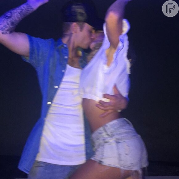 Justin Bieber dá um beijo em sua namorada, a modelo Hailey Baldwin