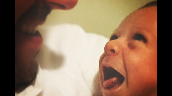 Alexandre Nero posta foto do filho, Noá, de 1 mês, e brinca: 'Muito louco'