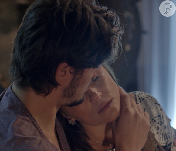 Rafael (Daniel Rocha) beija Lili (Vivianne Pasmanter), na novela 'Totalmente Demais'