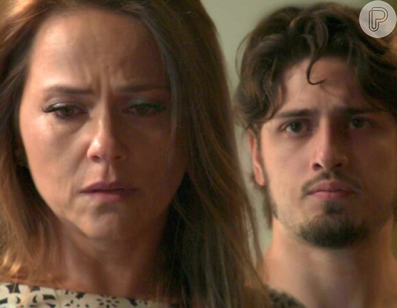 Lili (Vivianne Pasmanter) se afasta de Rafael (Daniel Rocha), que se declara para ela, na novela 'Totalmente Demais'