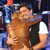 Xuxa e o namorado, Junno Andrade, trocam carinhos em gravação do 'TV Xuxa'