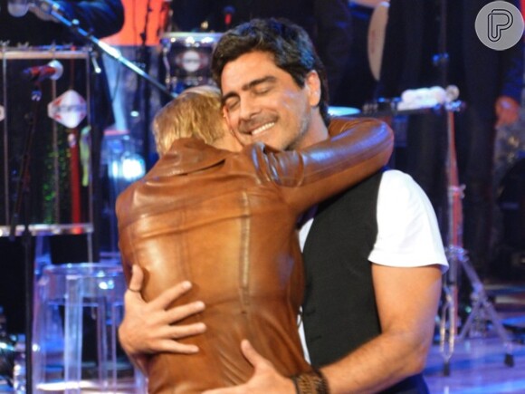 Xuxa e Junno Andrade se abraçam durante gravação do 'TV Xuxa', em 10 de setembro de 2013