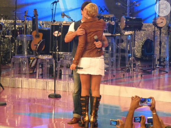 Xuxa e Junno Andrade se beijam durante gravação do 'TV Xuxa'