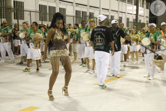Cris Vianna mostrou samba no pé durante ensaio da Imperatriz para o Carnaval na Marquês de Sapucaí