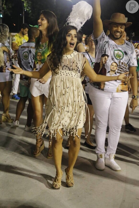 Camilla Camargo mostrou samba no pé durante ensaio da Imperatriz para o Carnaval na Marquês de Sapucaí, na noite deste sábado, 30 de janeiro de 2016