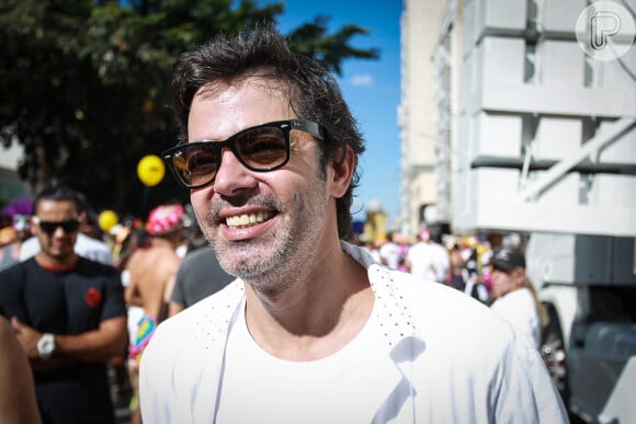 Bruno Mazzeo marca presença em desfile do Acadêmicos do Baixo Augusta, em São Paulo