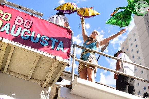 Leandra Leal agita os foliões no alto do trio que desfilou pela rua da Consolação, em São Paulo