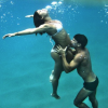 Sophie Charlotte publicou em seu Instagram foto onde aparece embaixo d'água com Daniel de Oliveira beijando sua barriga de 7 meses, nesta segunda-feira, 1 de fevereiro de 2016