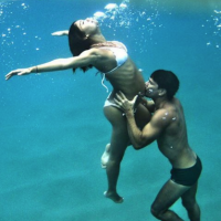 Daniel de Oliveira beija barrigão de grávida de Sophie Charlotte em foto no mar