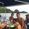 Em família, Sophie Charlotte e Daniel de Oliveira almoçaram em alto-mar também ao lado dos filhos do ator, Moisés e Raul