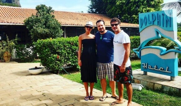 O casal está hospedado no hotel Dolphin, em Fernando de Noronha, onde  a diária custa R$ 1.585