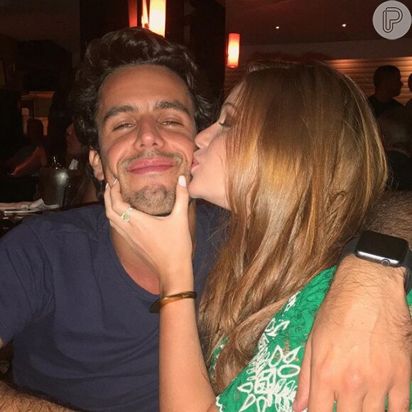 Marina Ruy Barbosa usou as redes sociais para demonstrar seu amor pelo novo namorado, o piloto de Stock Car Alexandre Negrão, nesta segunda-feira, 01 de fevereiro de 2016
