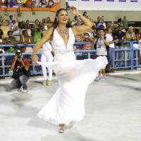 Carnaval: Luiza Brunet, rainha das rainhas, brilha na Sapucaí com look decotado