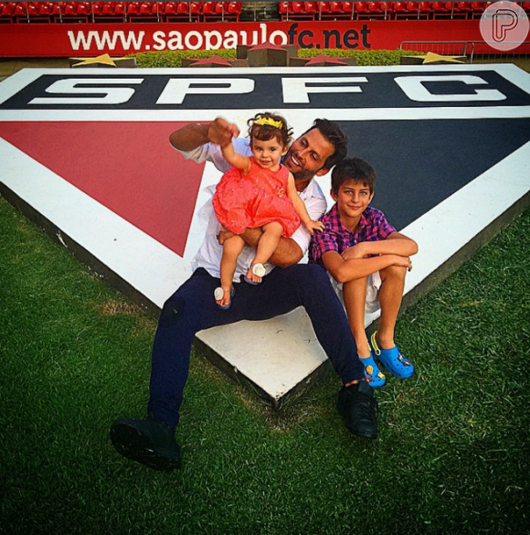 Henri Castelli com os filhos, Maria Eduarda, de 2 anos, e Lucas, 9 anos, no estádio do Morumbi, em São Paulo