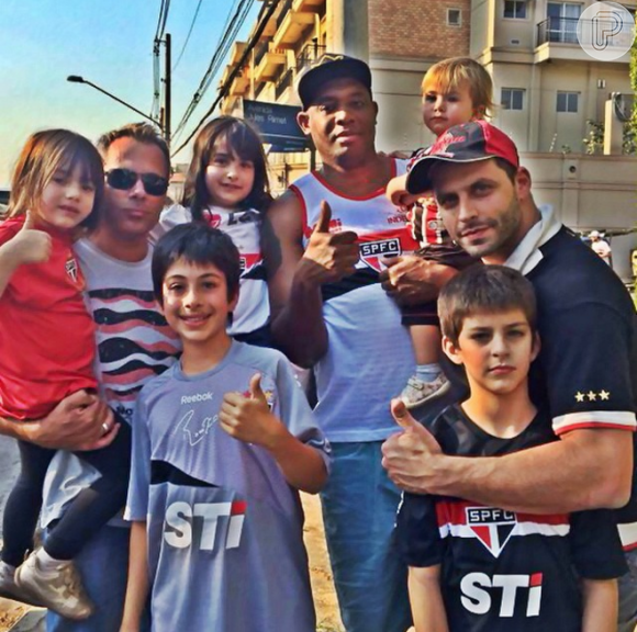 Henri Castelli com o filho, Lucas, e amigos torcedores do São Paulo Futebol Clube