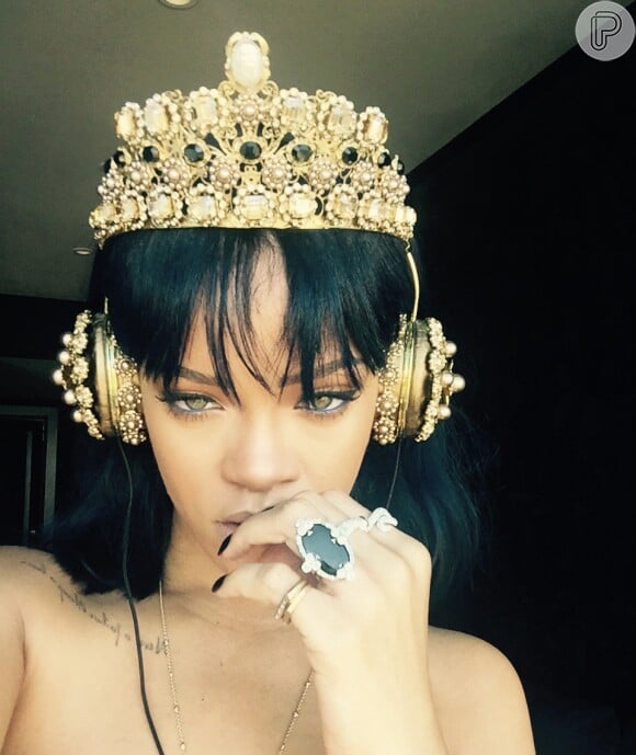 Rihanna recentemente impressionou ao usar um fone de ouvido cheio de pedras preciosas